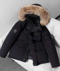 Manteau chauffant noir pardessus de neige sur un fauteuil