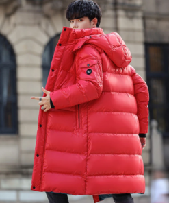 homme avec le Manteau chauffant long rouge