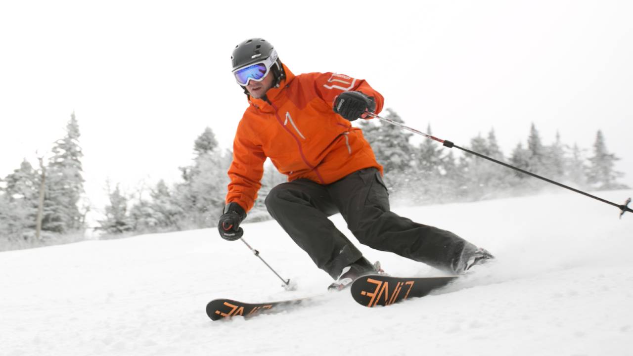 un homme skiant sur une montagne en hiver